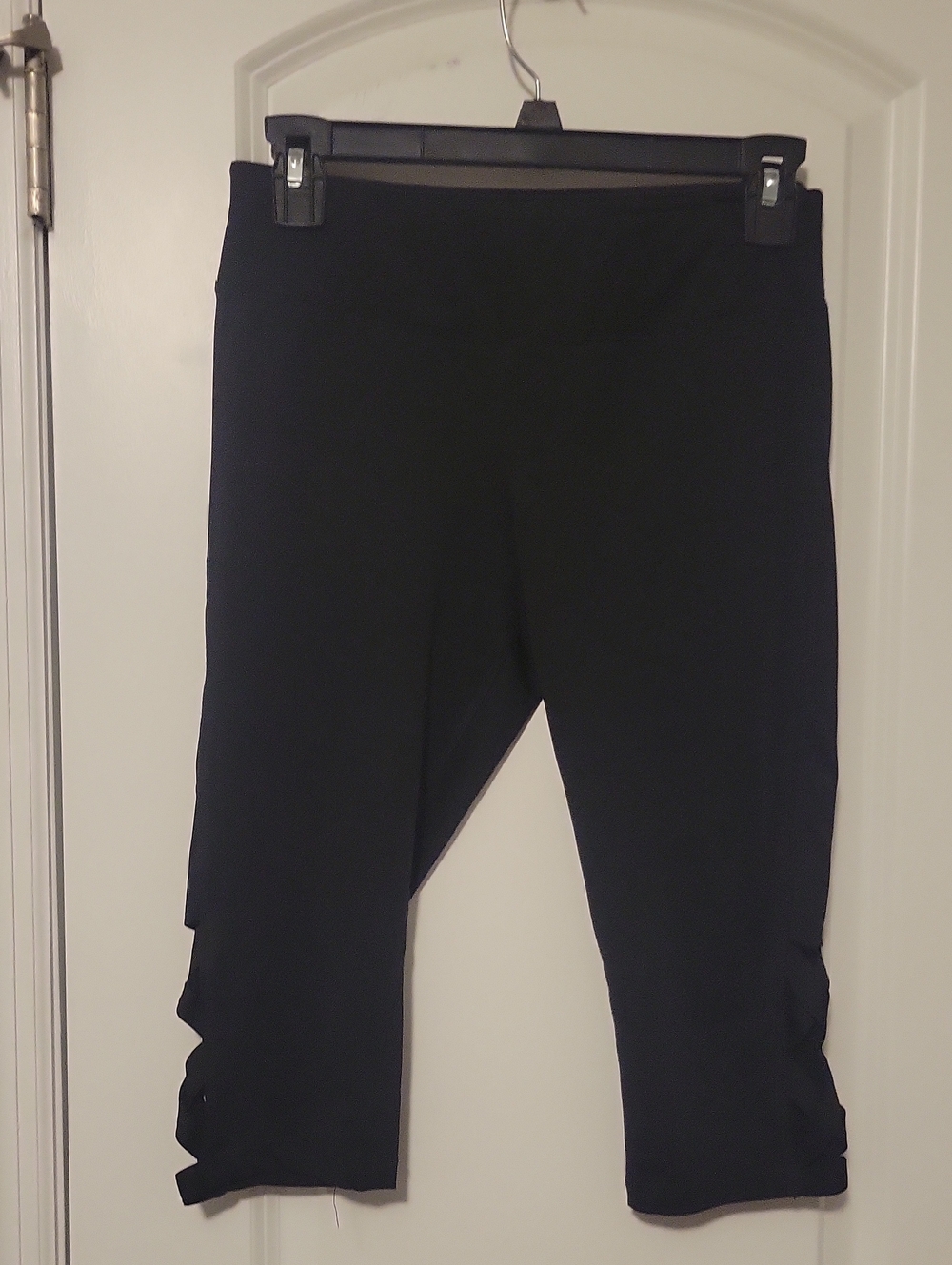 Material Girl Black Cropped Capri Leggings